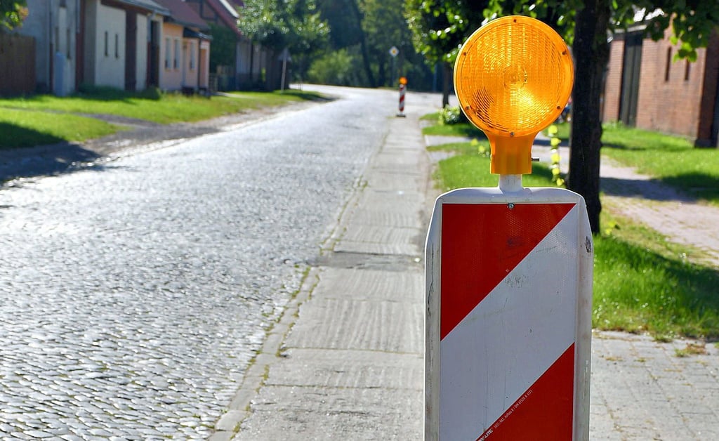 Warnbaken an der Velgauer Straße: Diese stehen sinnbildlich für den schlechten Zustand der Fahrbahn.