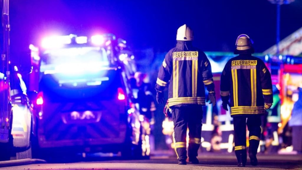 Die Feuerwehr beseitigt auf der A9 bei Weißenfels nach einem Unfall eine breite Ölspur.