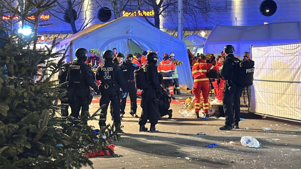 Die Innenstadt von Magdeburg ist nach dem Anschlag auf den Weihnachtsmarkt weitgehend abgeriegelt. Polizei und Rettungskräfte dominieren das Geschehen.