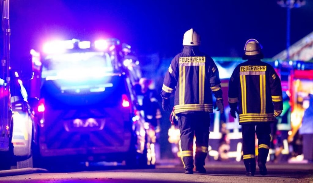 Die Feuerwehr beseitigt auf der A9 bei Weißenfels nach einem Unfall eine breite Ölspur.