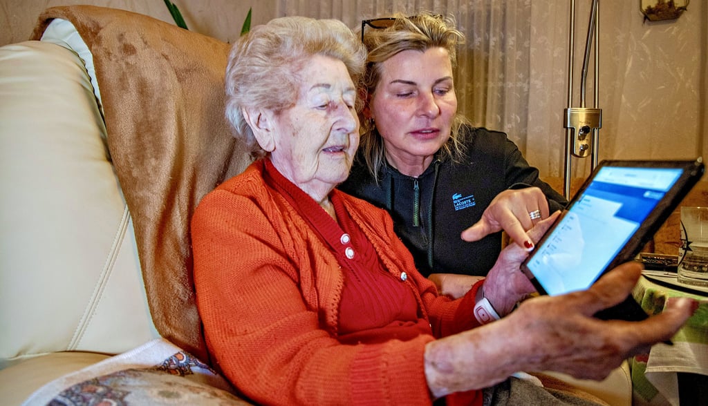 Digitalisierung in der Pflege: Die 95-jährige Anneliese Heller wird von Conny Willmer in das Pflegeprogramm eingewiesen.