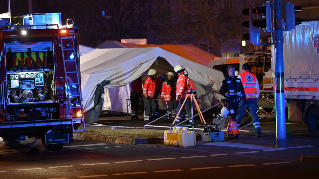 Auf dem Magdeburger Weihnachtsmarkt ist am Freitag ein Auto in eine Menschenmenge gerast.