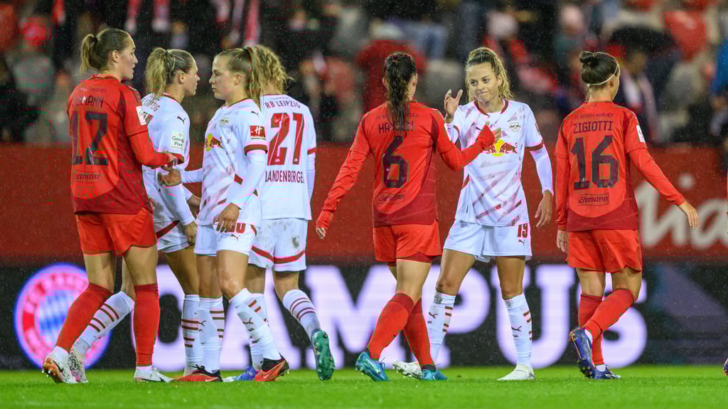 Frauen-Bundesliga mit RB Leipzig (in weiß) und dem FC Bayern.