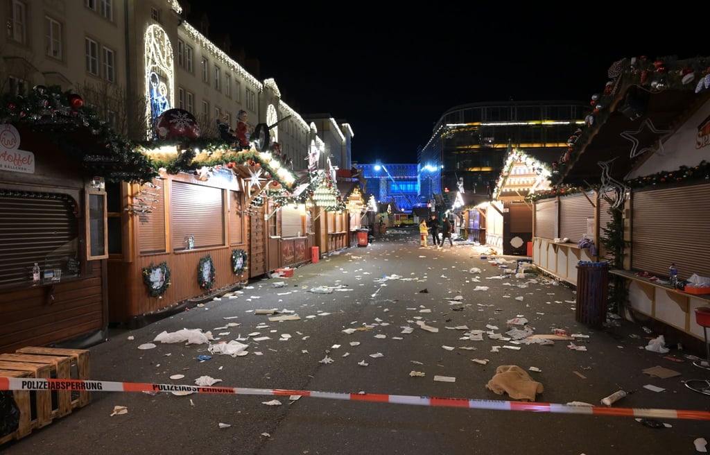Ein Blick auf den abgesperrten Weihnachtsmarkt in Magdeburg. Auf dem Weihnachtsmarkt in Magdeburg ist ein Autofahrer in eine Menschengruppe gefahren. (zu dpa: «Tödlicher Anschlag mit Auto auf Magdeburger Weihnachtsmarkt»)