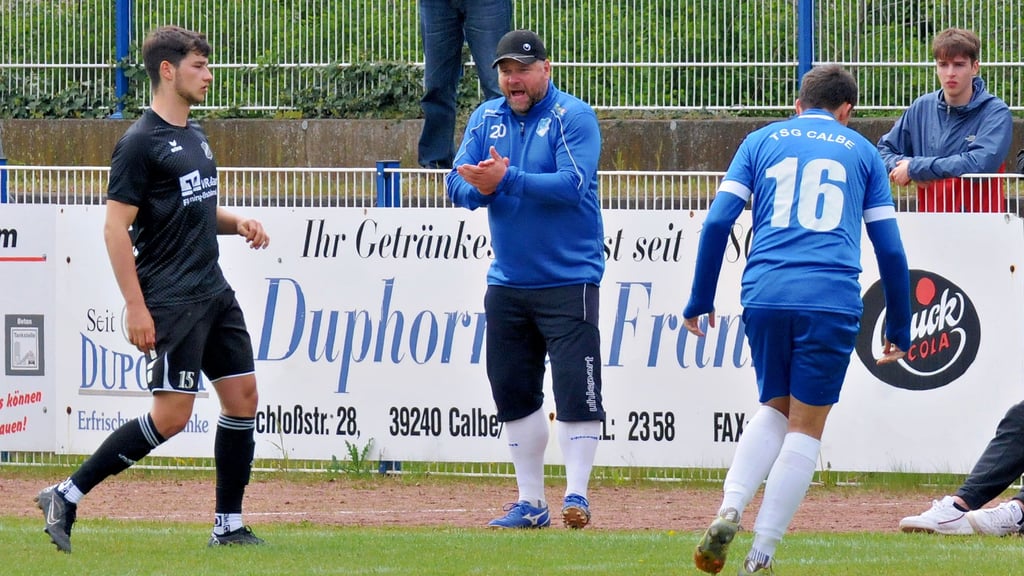 Fünfeinhalb Jahre stand Marcel Würlich (Mitte) als Coach an der Seitenlinie der ersten Calbenser Fußballmannschaft.