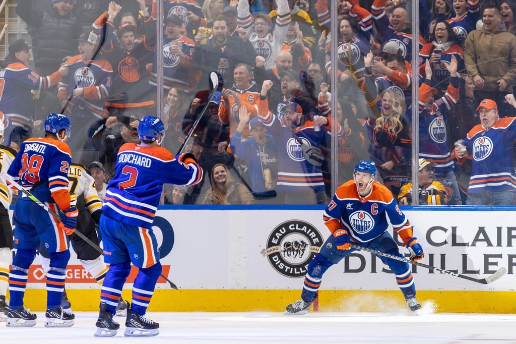 Leon Draisaitl bejubelt mit Connor McDavid den Ausgleich gegen die Boston Bruins.