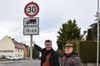 Stefan und Hans Schneider (v.l.)  kämpfen für Tempo 30 für alle Verkehrsteilnehmer und jederzeit in der Zeitzer Straße in Theißen.