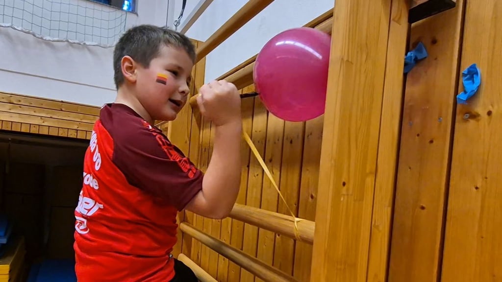 Erst Banzziehen, dann rüberhangeln, und am Ende muss noch ein Ballon zum Platzen gebracht werden.