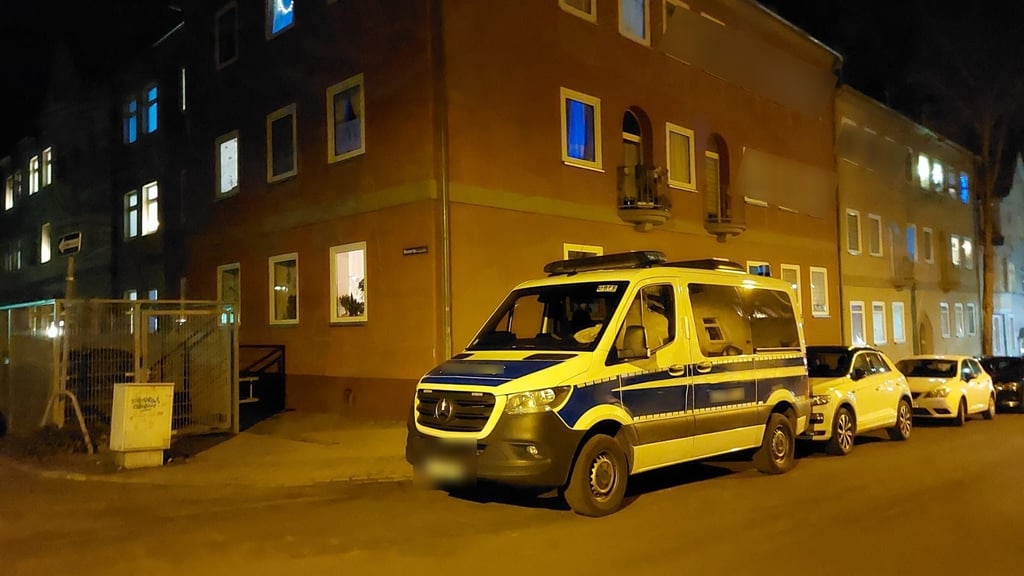 Polizeieinsatz in Bernburg nach dem Anschlag von Magdeburg: Ein weiteres Polizeifahrzeug an der Christianstraße in Bernburg.