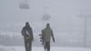 Trübes Wetter zum Auftakt der Skisaison: Am Fichtelberg haben die ersten Pisten geöffnet.