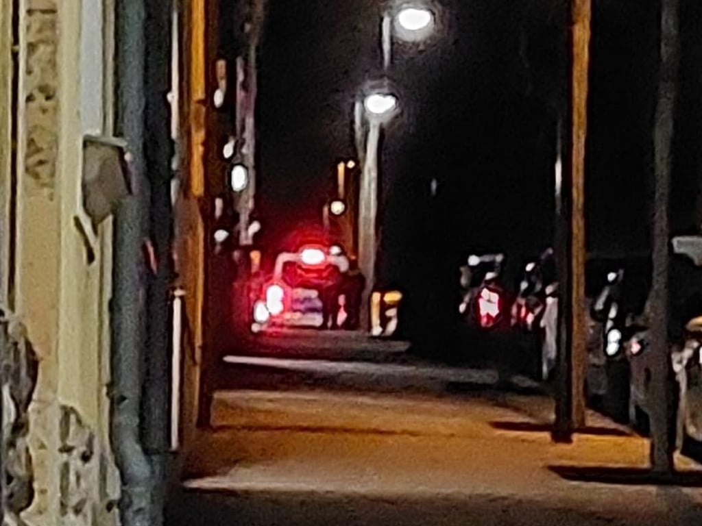 Direkt vor einem Mehrfamilienhaus an der Christianstraße in Bernburg parkt eines der Polizeifahrzeuge. Der Einsatz steht womöglich in Zusammenhang mit dem Anschlag auf den Weihnachtsmarkt Magdeburg.