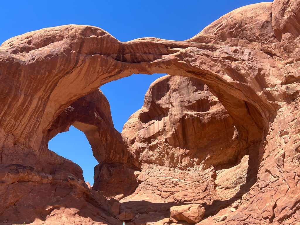 Felsformation im Arches Nationalpark in Utah: Alle US-Nationalparks, die sonst Eintritt kosten, sind 2025 an sechs Tagen gratis zugänglich.