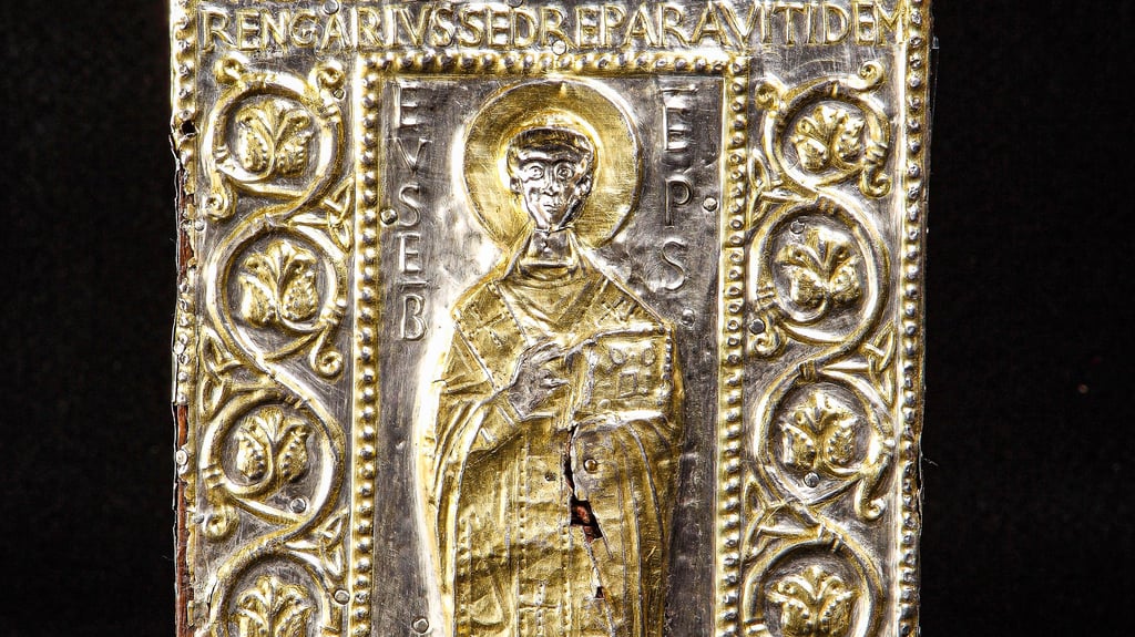 Der „Codex Vercellensis“ mit seinem prächtigen Einband, der den Verfasser Bischof Eusebius zeigt, gilt als älteste lateinische Bibelübersetzung. Forscher der Uni Halle untersuchen ihn und den „Codex Sangallensis 1395“ in einem neuen Projekt.