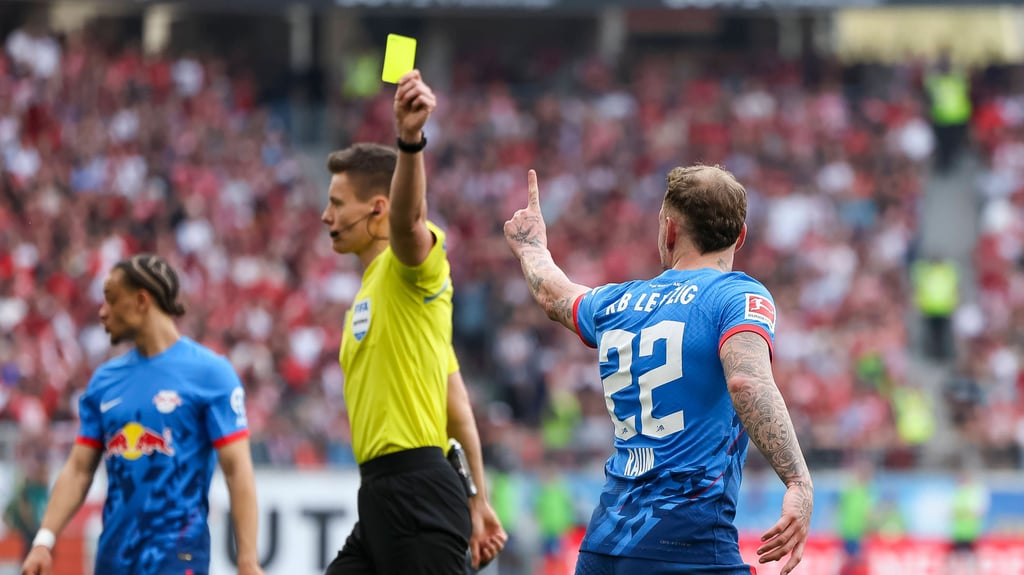 David Raum (RB Leipzig) bekommt von Schiedsrichter Daniel Siebert die gelbe Karte.