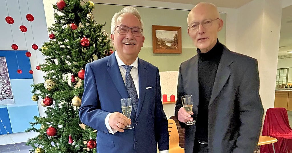 Volker Baumgarten (l.) und sein Nachfolger Peter Lanzer bei der feierlichen Übergabe im Gesundheitszentrum.