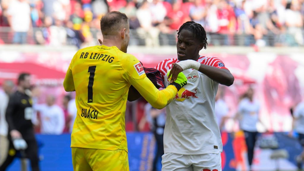 Defensiv ein Bollwerk: Peter Gulacsi und Castello Lukeba gehörten bei RB Leipzig zu den notenbesten Spielern der Hinrunde 2024/25.