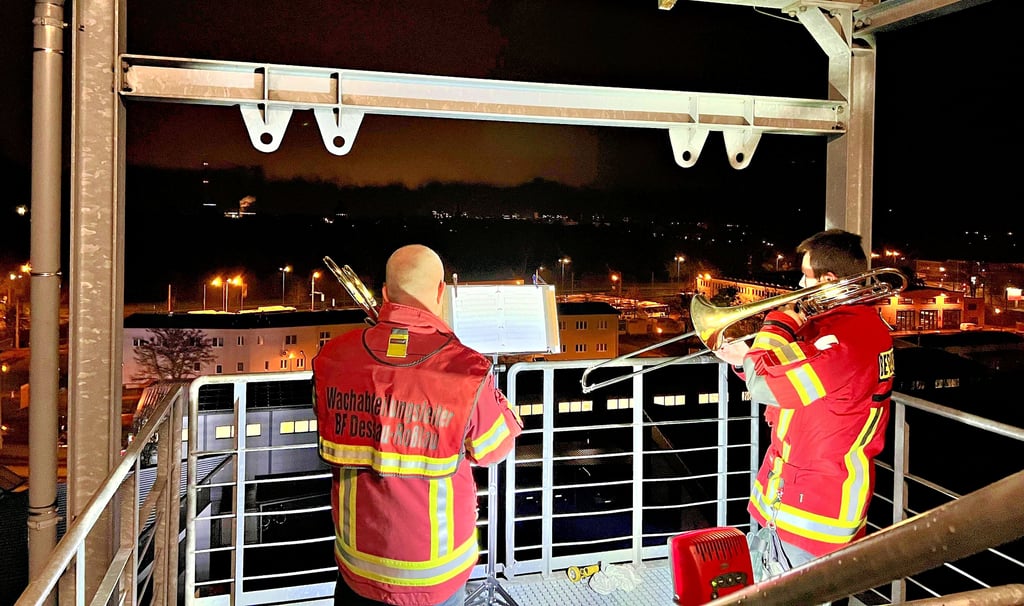 Oh du Fröhliche! Jörg Schütze (l.) und Gerrit Netzband spielen zu Weihnachten Posaune auf dem Schlauchturm. Unten stehen die Kameraden.