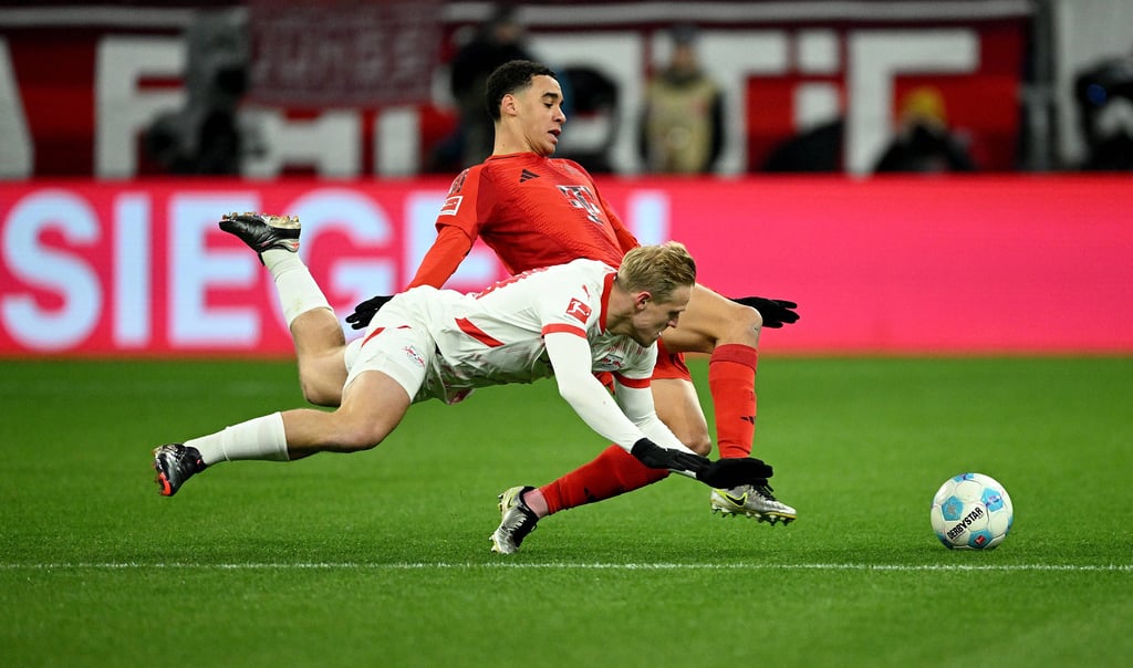 Xaver Schlager (RB) im Zweikampf mit Bayerns Jamal Musiala (rotes Trikot)