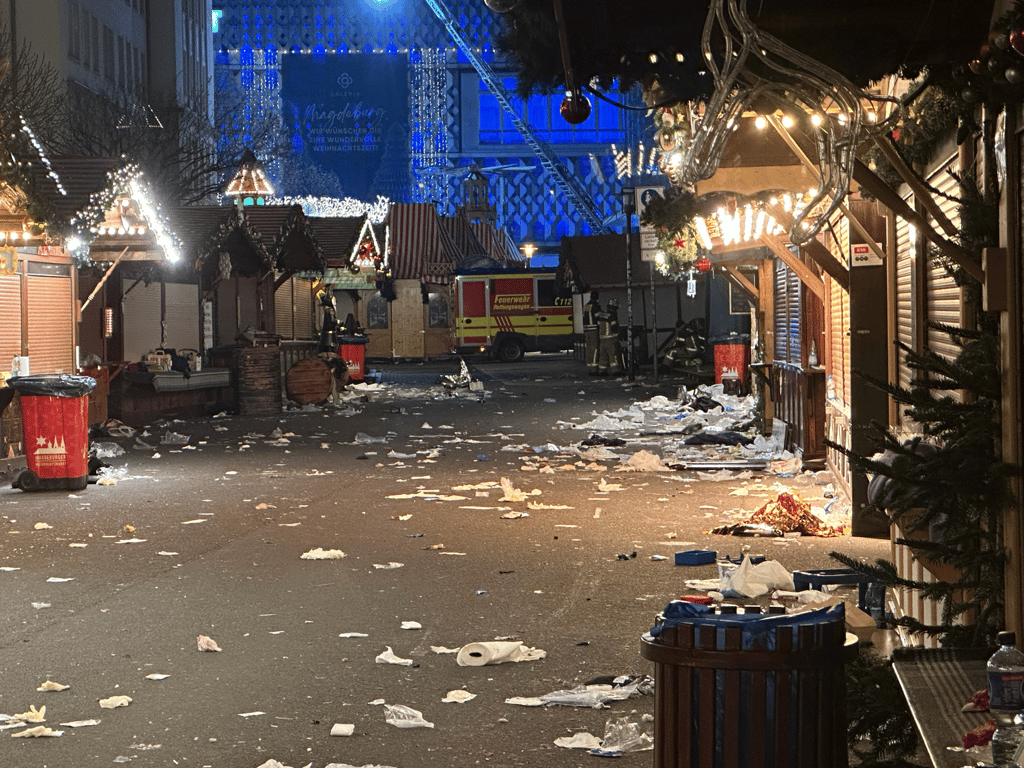 Der Weihnachtsmarkt Magdeburg bietet nach dem Anschlag ein Bild der Verwüstung. Ein Mann ist mit einem Auto gezielt in die Menschenmenge gefahren.