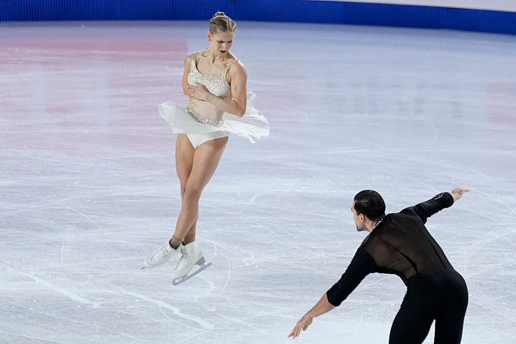Minerva Hase (l) und Nikita Wolodin liegen bei der deutschen Meisterschaft in Oberstdorf nach dem Kurzprogramm in Führung.