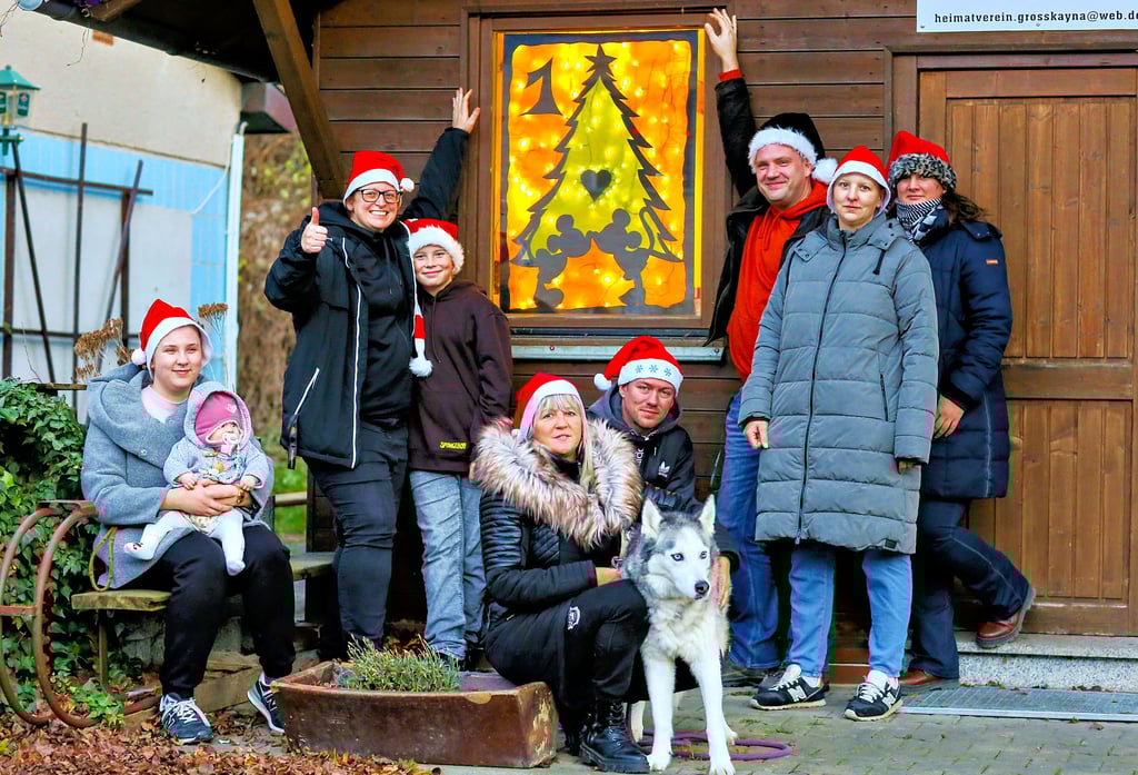 Die Aktion „Großkaynas leuchtender Adventskalender“ erfanden die Mitglieder des örtlichen Heimatvereins während der Coronazeit und behielten sie danach aufgrund des großen Erfolgs bei. Das diesjährige Türchen Nummer 1 war das Vereinsdomizil, wie das festlich geschmückte Fenster zeigt.