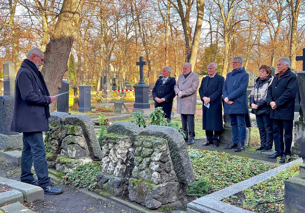 Zum Gedenken an den Teutschenthaler nahmen auch seine Enkel, Carl Friedrich (5. v. r.) und Carl Stefan (4.v.r.) teil.