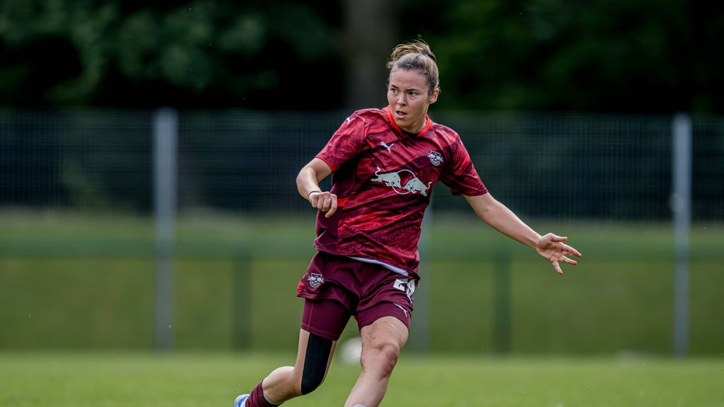 Julia Pollak (l.) verlässt RB Leipzig in Richtung Nürnberg.