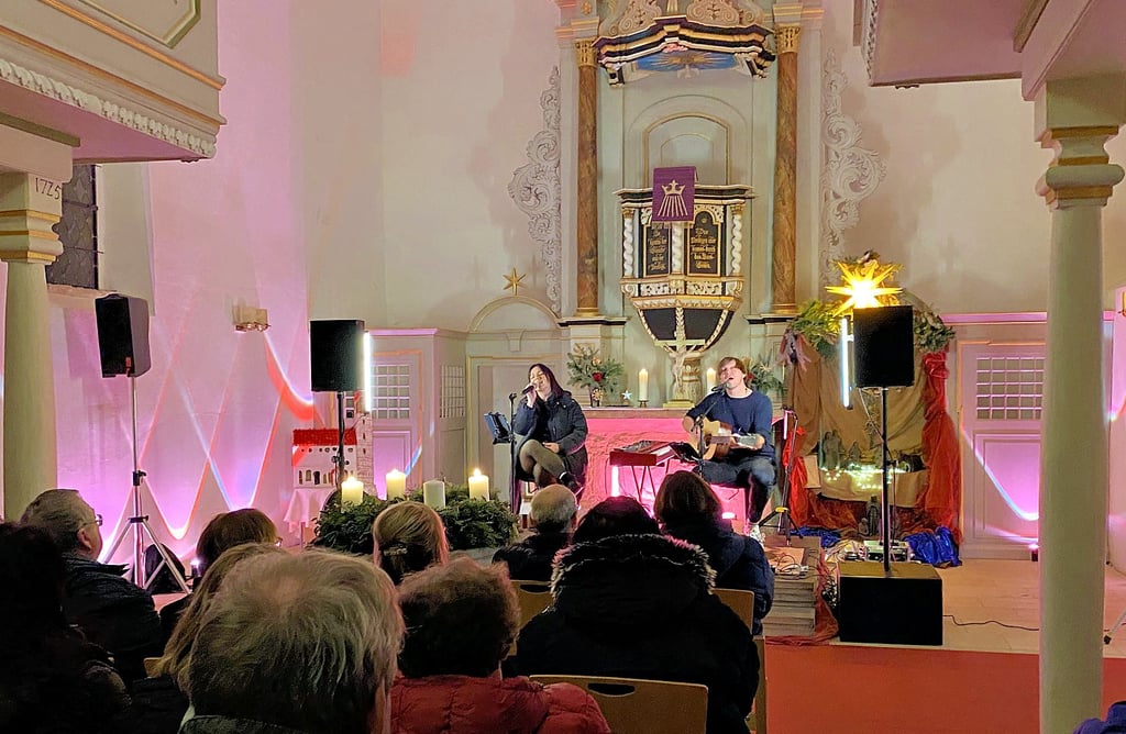 Adeventskalender Welsleben: Antje Reich und Christopher Konrad von Ventura Fox in der Kirche.