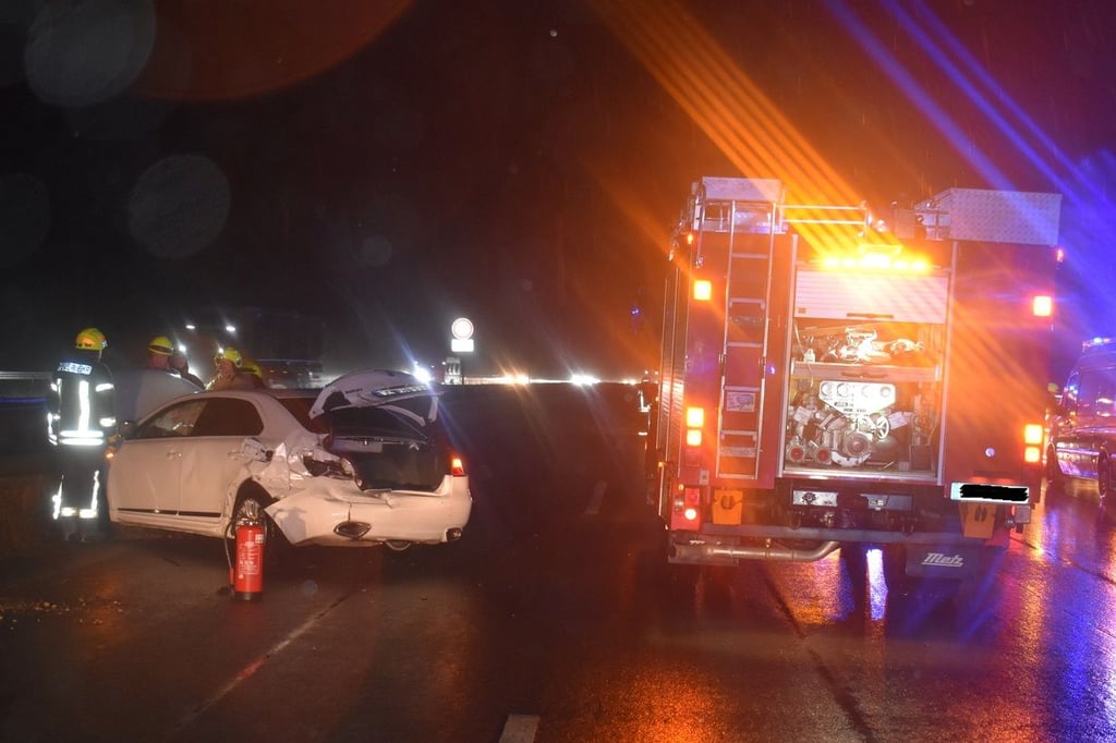 Bei einem Unfall auf der A9, nahe Droyßig, sind zwei Menschen verletzt worden.
