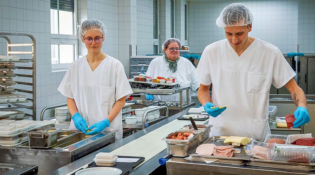Insgesamt 38 Frauen und Männer arbeiten in der Naumburger Klinikküche.