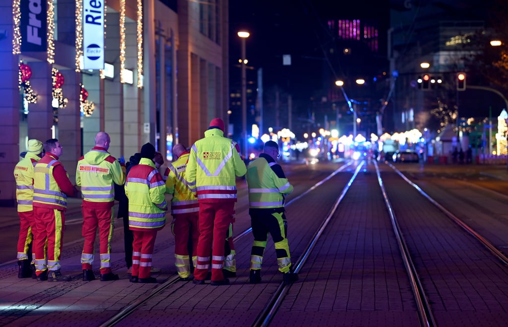 Nach dem wahrscheinlichen Anschlag auf den Weihnachtsmarkt Magdeburg sind zahlreiche Sanitäter im Einsatz, um die vielen Verletzten zu versorgen.