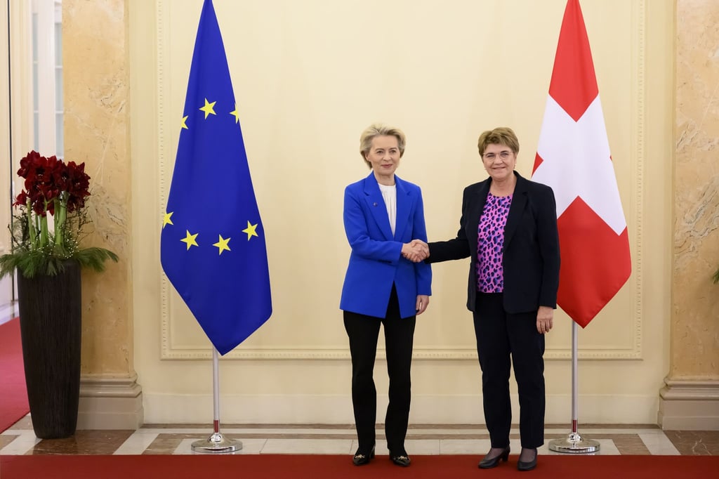 „Heute ist ein Tag großer Freude“, sagte EU-Kommissionspräsidentin Ursula von der Leyen (l).