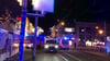 Einsatzkräfte von Rettungsdiensten, Polizei und Feuerwehr sind im Einsatz auf dem Weihnachtsmarkt in Magdeburg.