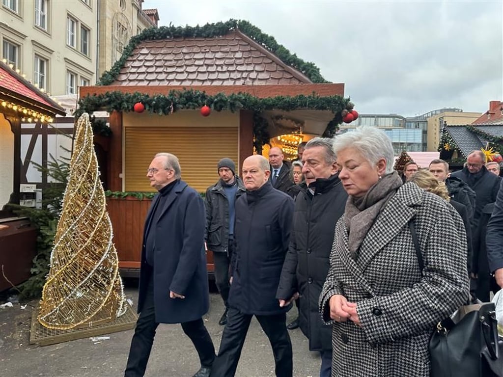 Olaf Scholz und Reiner Haseloff auf dem Marktplatz im Magdeburg