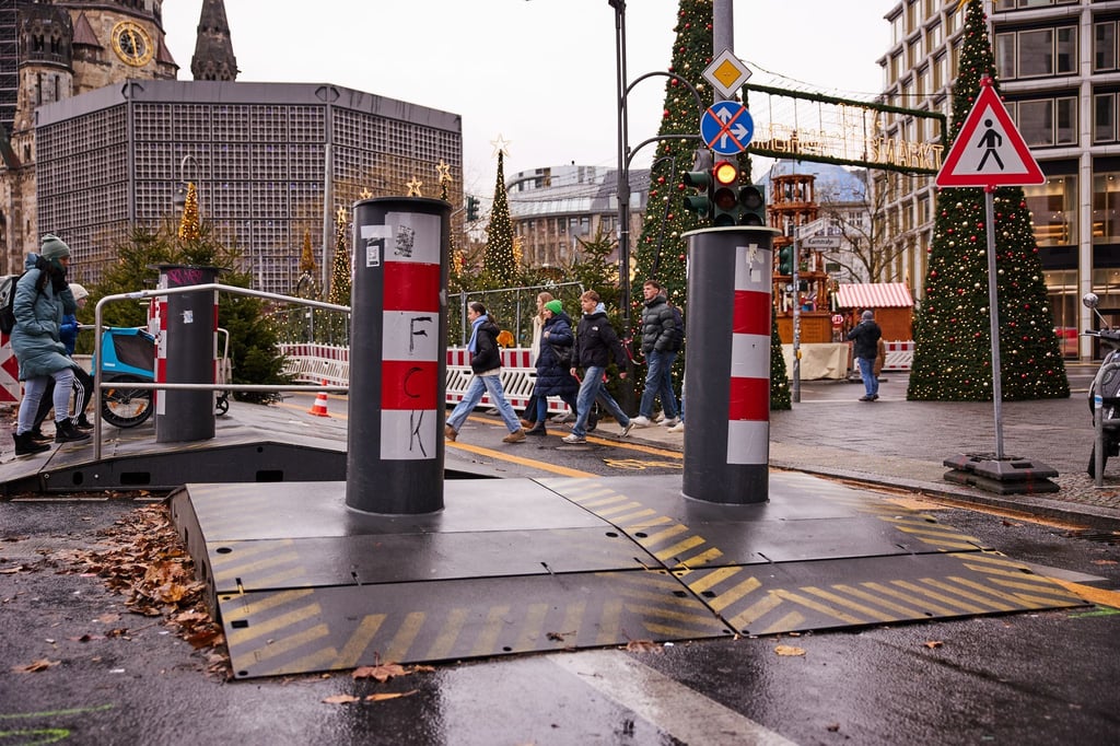 Poller am Eingang des Weihnachtsmarktes am Breitscheidplatz.