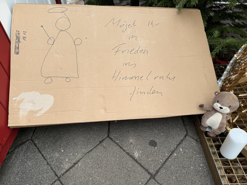 Ein selbstgemaltes Bild zwischen den geschlossenen Weihnachtsständen am Alten Markt