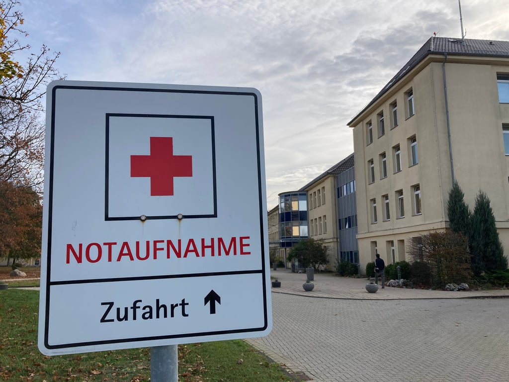 Blick auf das Helios Klinikum Jerichower Land, in dem Verletzte des Attentats vom Magdeburger Weihnachtsmarkt behandelt werden.
