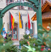 Halbmast-Beflaggung am Naumburger Rathaus in unmittelbarer Nähe des Weihnachtsmarktes – Zeichen der Trauer um die Opfer des Anschlags in Magdeburg.