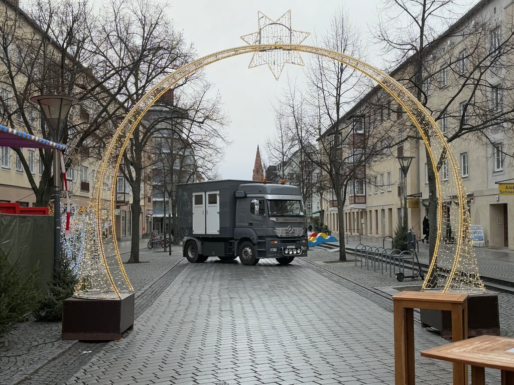Der Dessauer Adventsmarkt wurde am Sonnabend mit schwerer Technik gesichert.