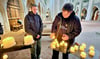 Christian (rechts) und Leander haben in der Marktkirche ein Licht für ihren toten Freund angezündet.