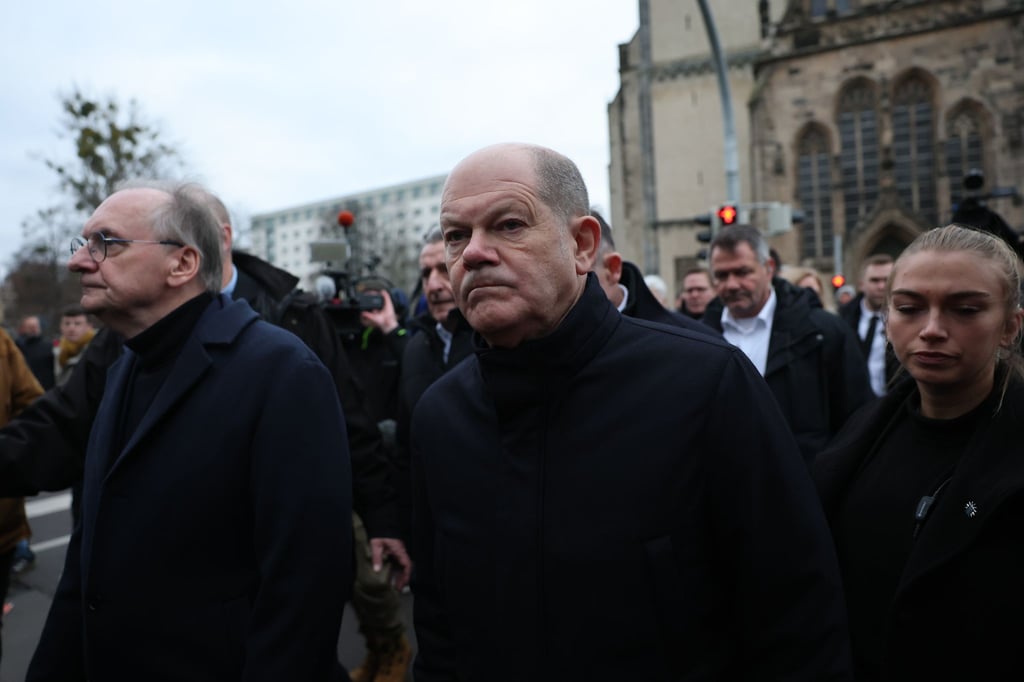 Bundeskanzler Scholz besuchte mit Sachsen-Anhalts Ministerpräsident Reiner Haseloff den Tatort.