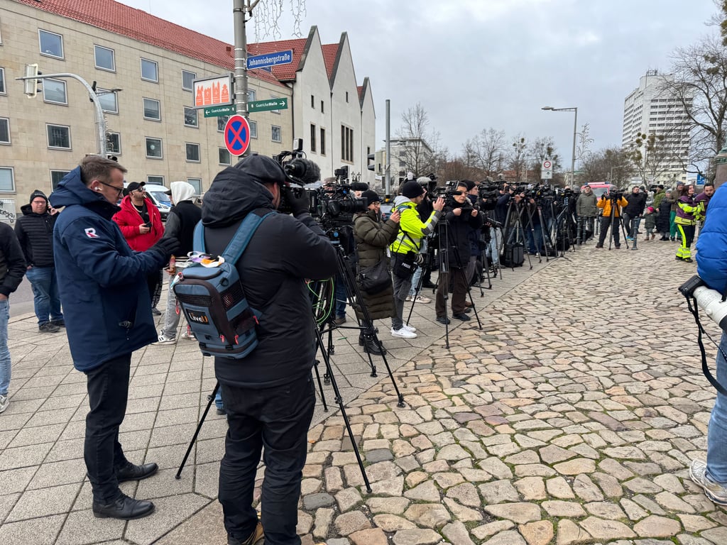 Dutzende TV-Teams stehen an der Johanneskirche bereit.