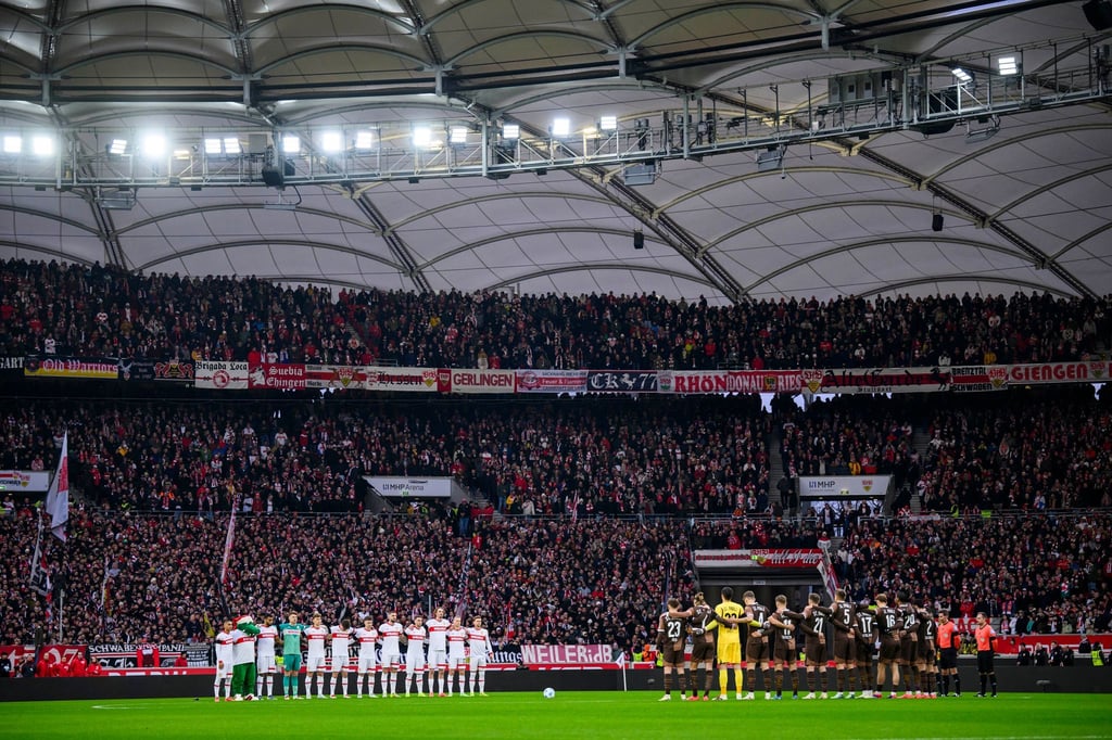 Schweigeminute vor dem Spiel in Stuttgart.