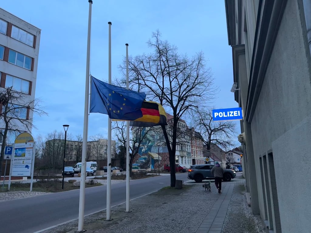 An der Polizei-Station in Burg wehen die drei Flaggen auf Halbmast.