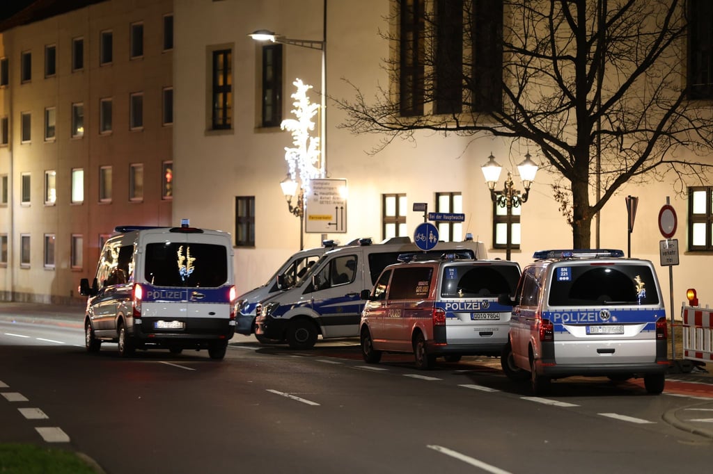 Ein AfD-Politiker hat die Attacke nach eigenen Angaben miterlebt.