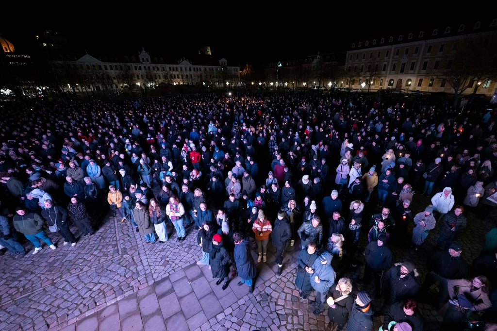Mehr als tausend Menschen haben sich am Samstagabend auf dem Domplatz in Magdeburg versammelt.