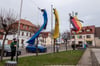 Ulf Nehrkorn vom städtischen Bauhof Gommern hatte die schwere Aufgabe, am Sonnabendmorgen Trauerbeflaggung vor dem Gommeraner Rathaus zu setzen.