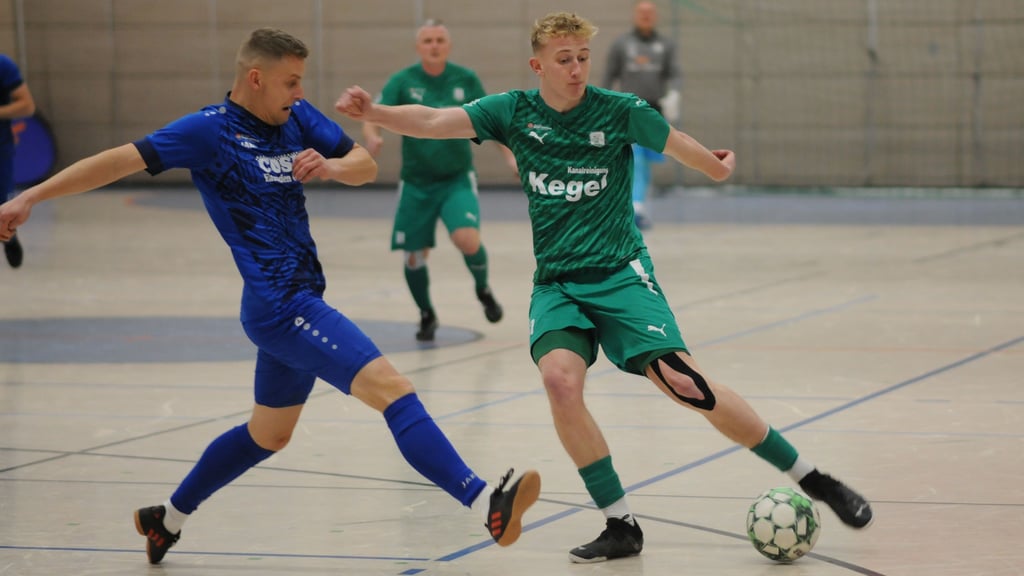 Daniel Pfau (l.) und die ZLG Atzendorf/Förderstedt belegten beim Stadtwerke-Cup Platz fünf. Der SV Edelweiß Arnstedt um Felix Hilmer musste sich mit Rang acht begnügen.