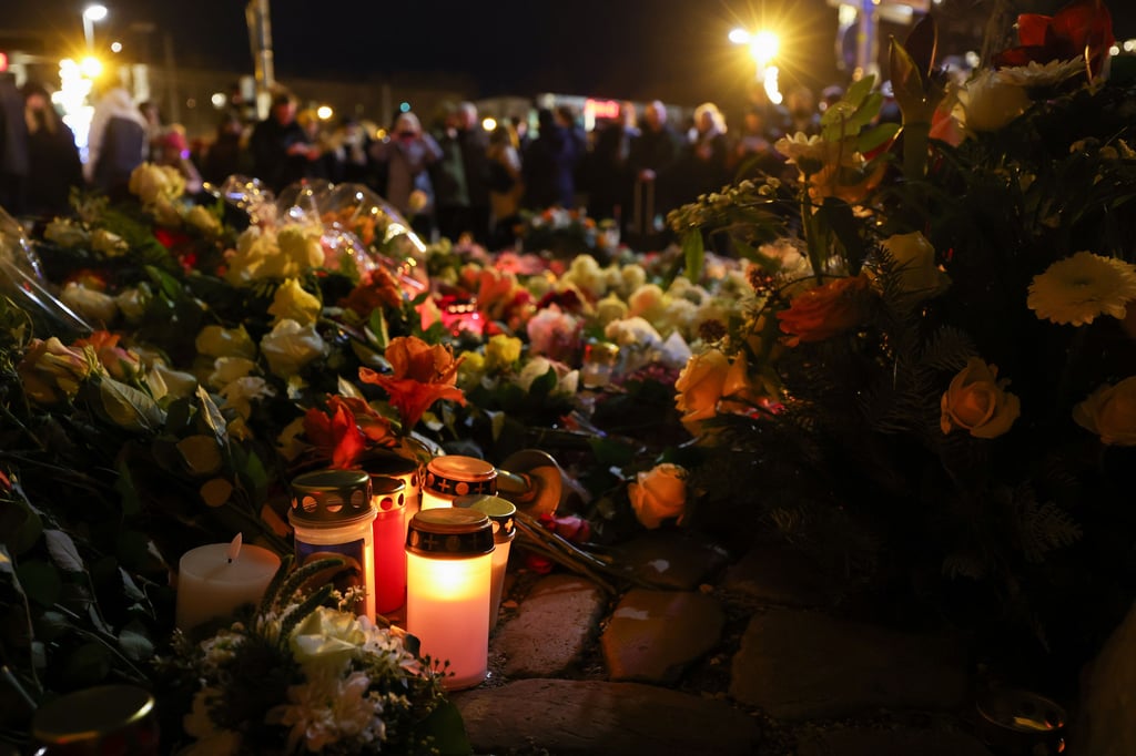 Am offiziellen Gedenkort an der Johanniskirche in Magdeburg wurden zahlreiche Blumen niedergelegt.