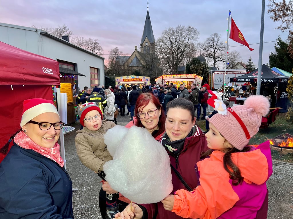 Kein Fest, keine Zuckerwatter. Der diesjährige Weihnachtsmarkt in Neugattersleben wird wegen des Anschlags nicht veranstaltet.